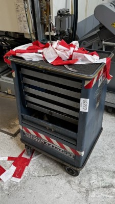 1 Werkstattwagen Gedore mit Kleinwerkzeugen und Schraubstock
